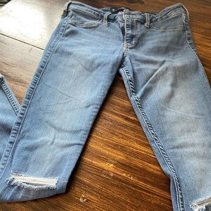 Hollister Low Rise Distressed jeans waist 27 length 26